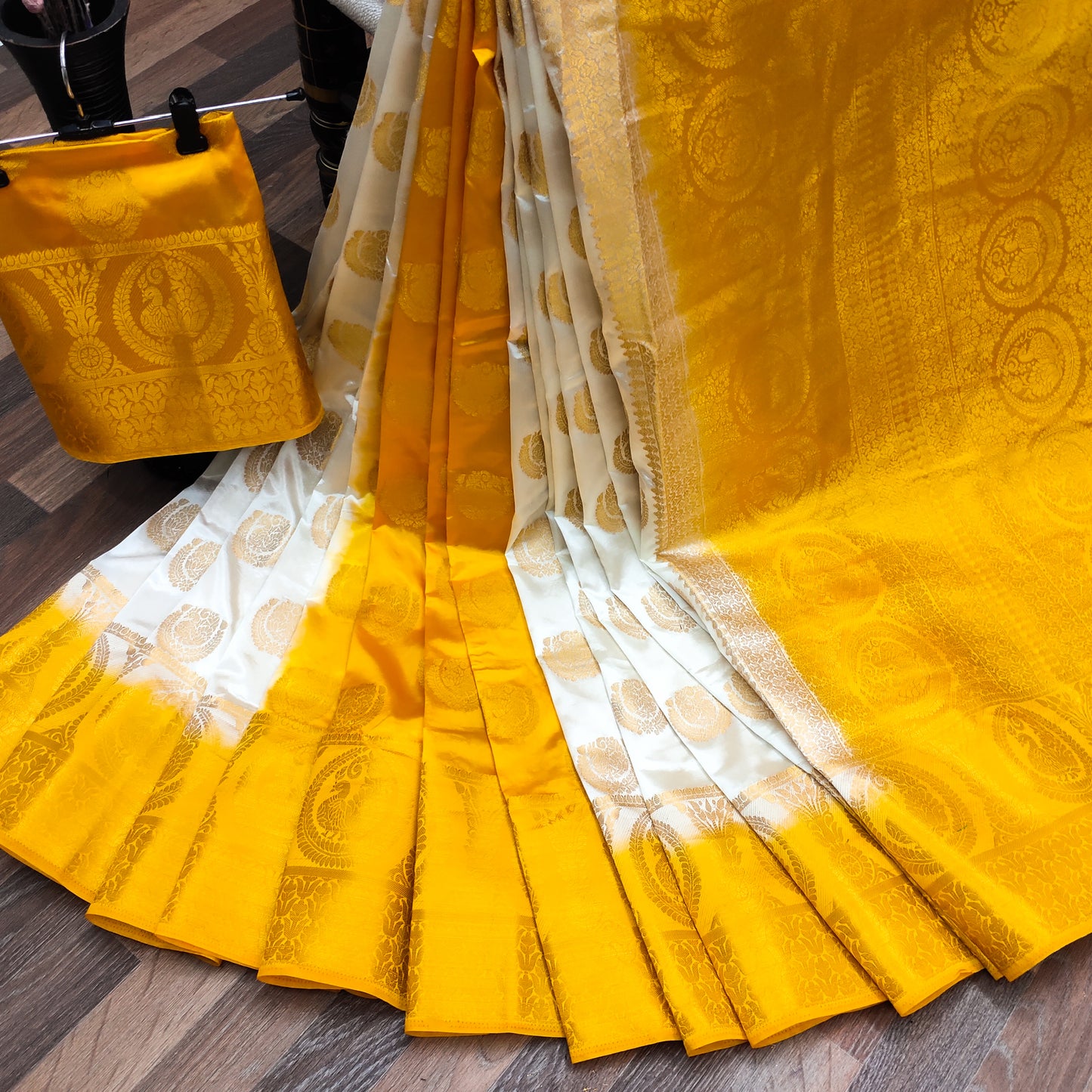 Women's Exclusive Collection Of Balaton Silk Saree With Contrast Border