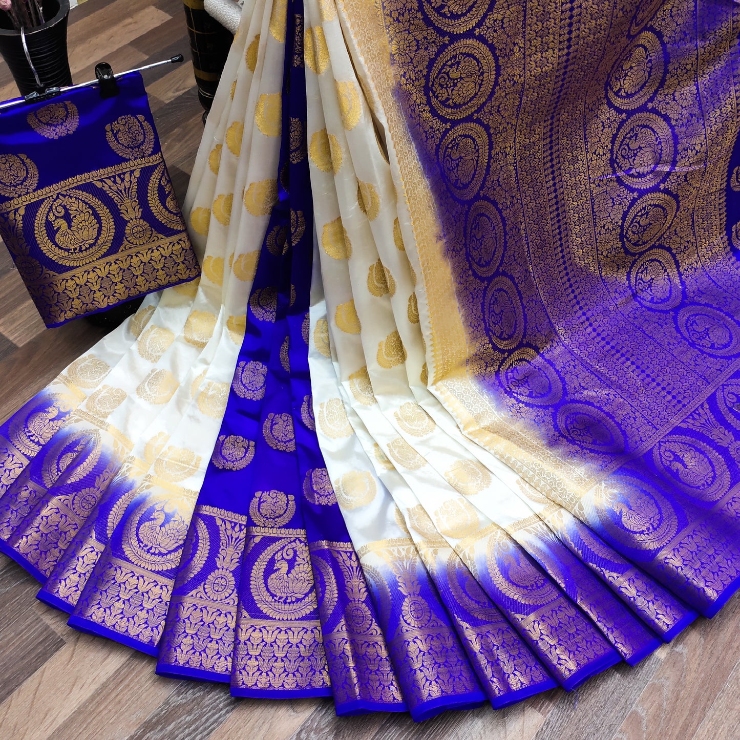 Women's Exclusive Collection Of Balaton Silk Saree With Contrast Border