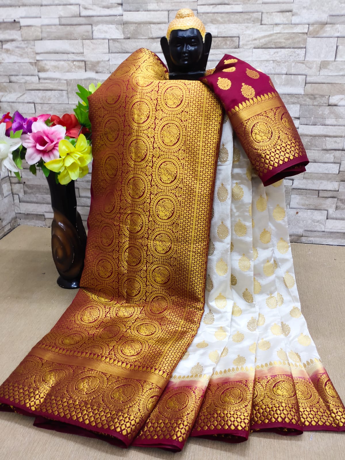 Women's Admirable Banarasi Silk Saree With Contrast Rich Pallu