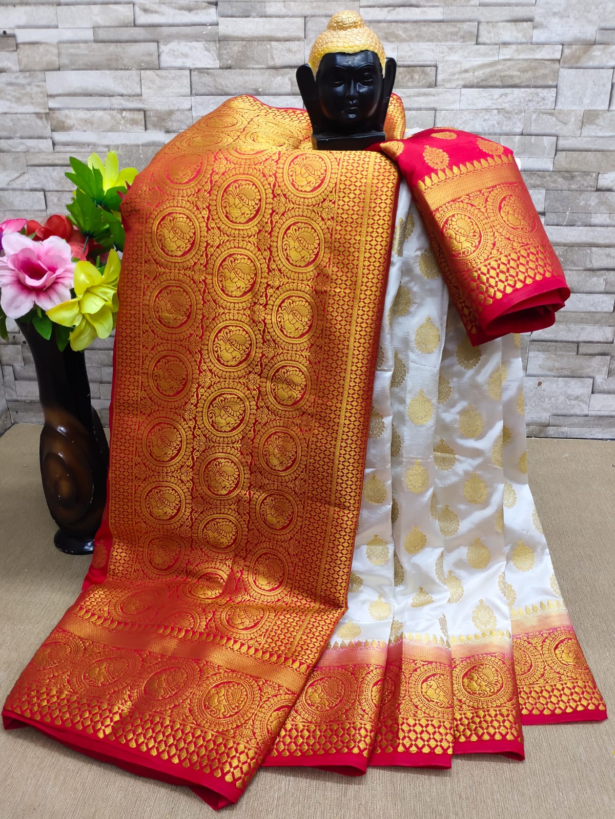 Women's Admirable Banarasi Silk Saree With Contrast Rich Pallu